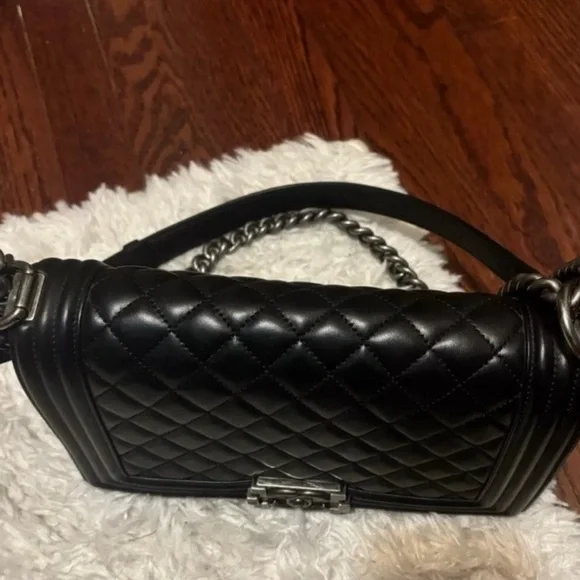 Chanel Medium boy Bag - Picture 3 of 16